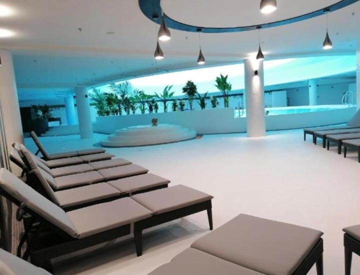Hanza Tower White 24 & Jacussi & Pool